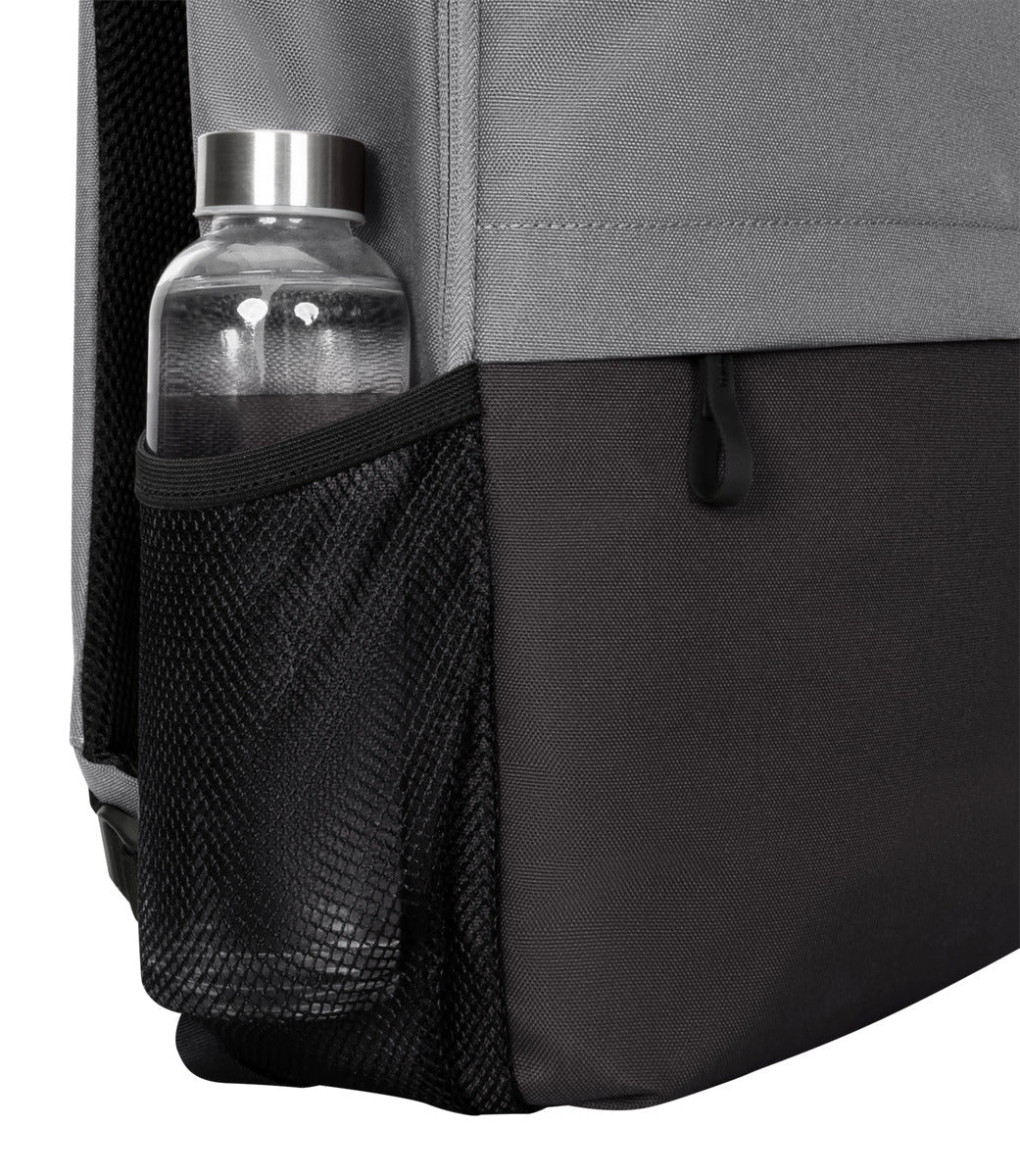 Primer plano de una mochila gris y negra con una botella de agua en el bolsillo lateral, mostrando una malla y tela negra.