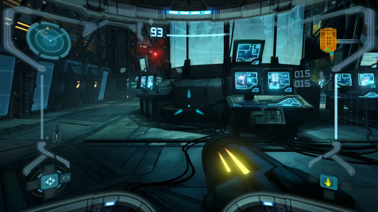 Vue à la première personne d'un jeu vidéo avec un cadre futuriste. Moniteurs, consoles et une arme sont visibles.