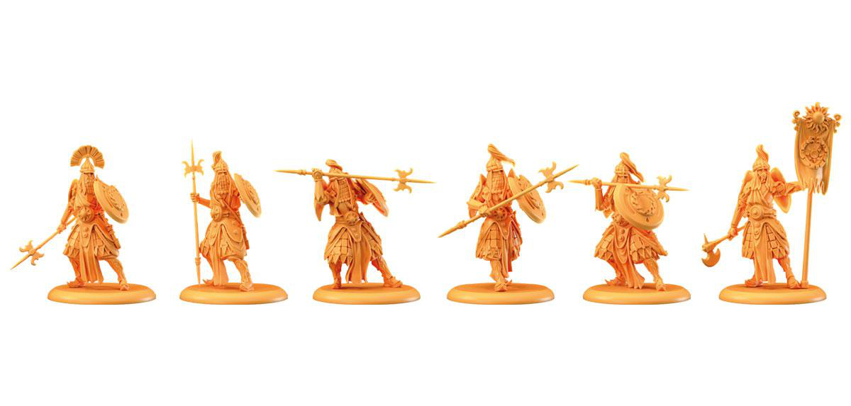Sechs orangefarbene Kriegerfiguren mit Speeren und Schilden sind in einer Reihe angeordnet.
