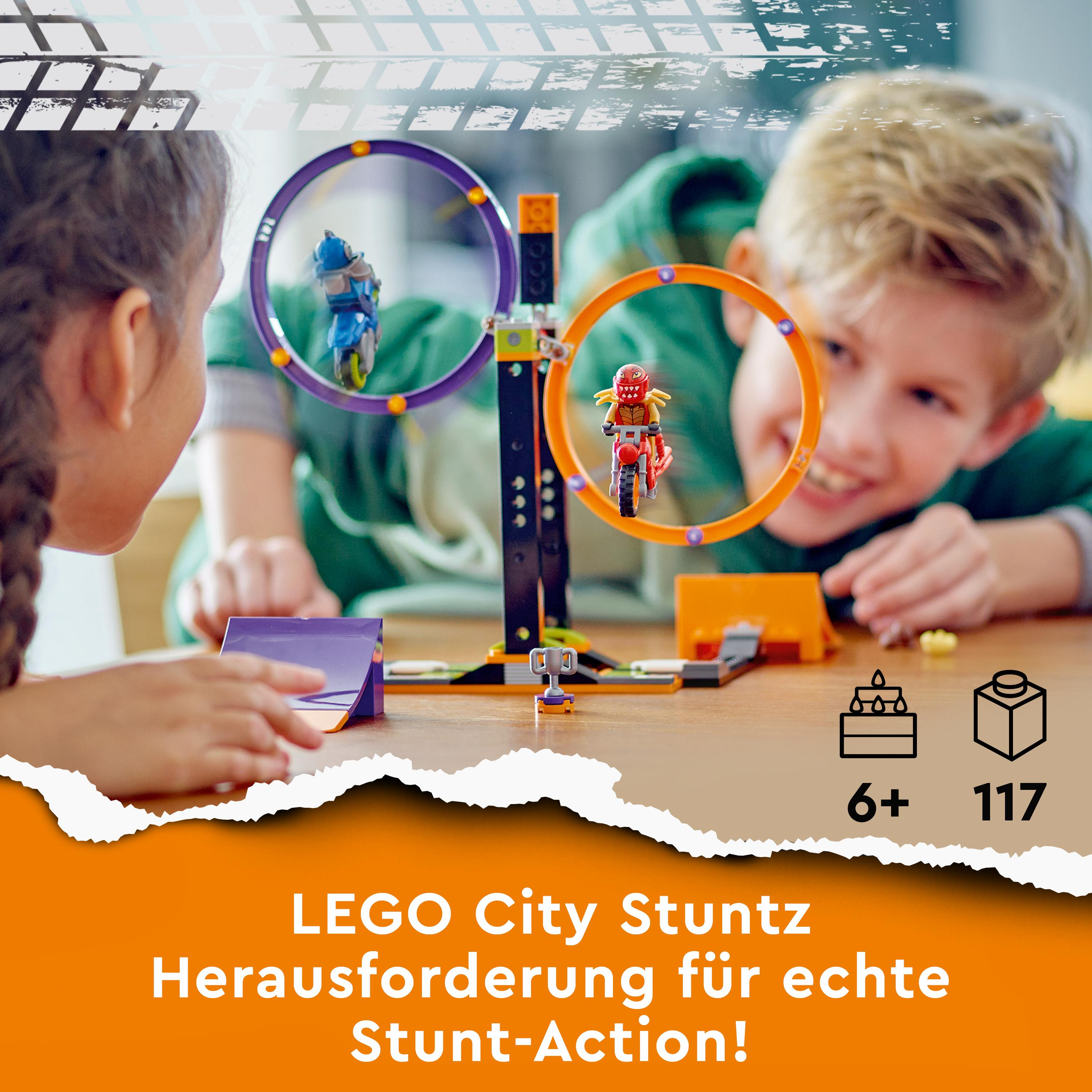 Kinder spielen mit einem Lego City Stuntz Set. Es gibt zwei Spielzeugmotorräder und eine Rampe.