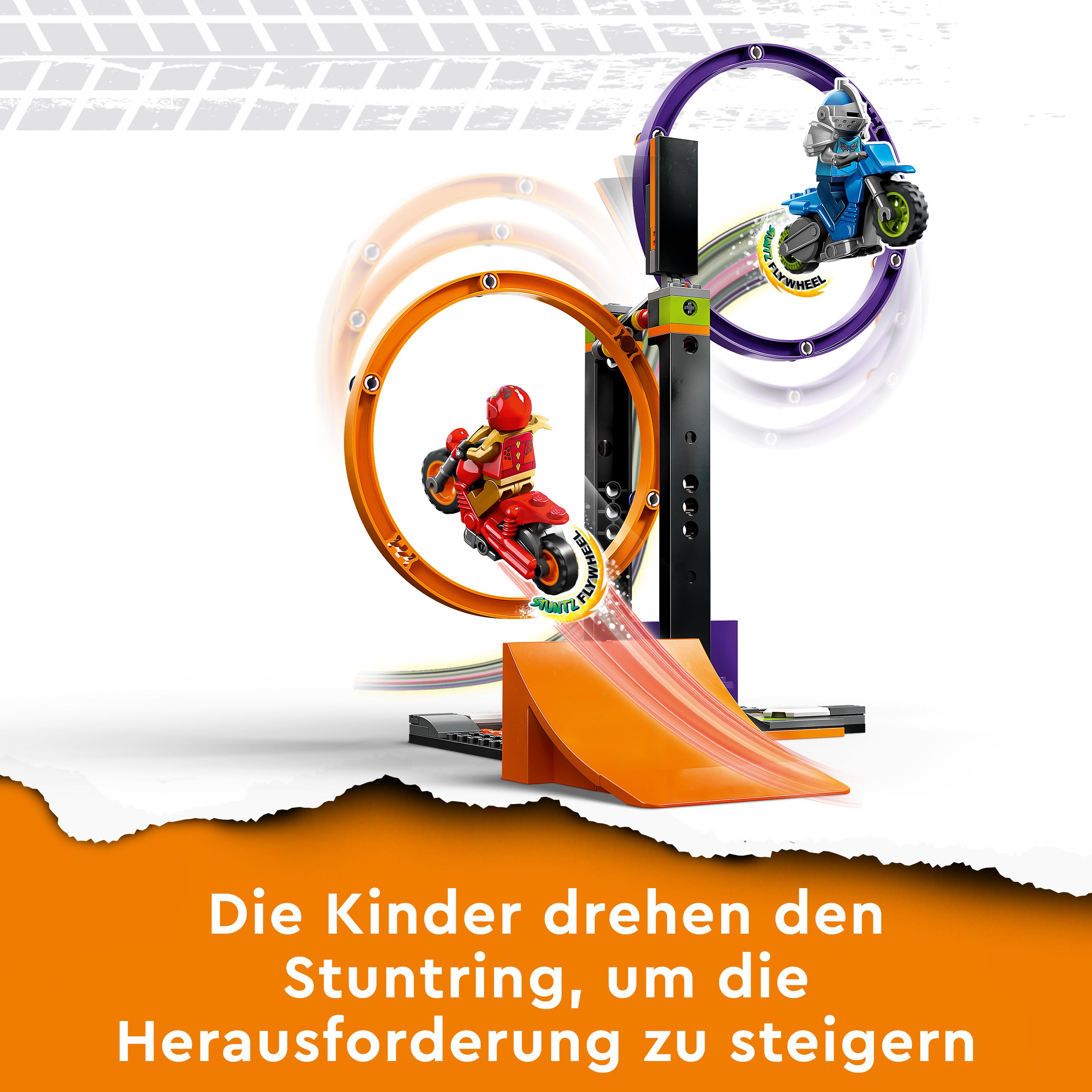 Ein Stunt-Bike-Parcours mit zwei Bikes in Aktion.