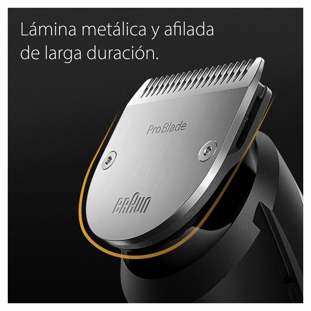 Primer plano del cabezal de afeitado metálico de una recortadora de barba Braun, sobre fondo oscuro.