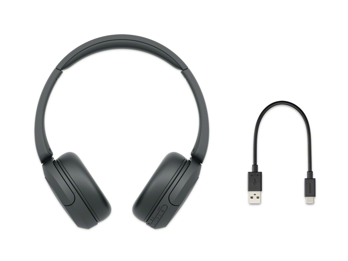 Donkergrijze koptelefoon en een zwarte USB-kabel op een witte achtergrond.
