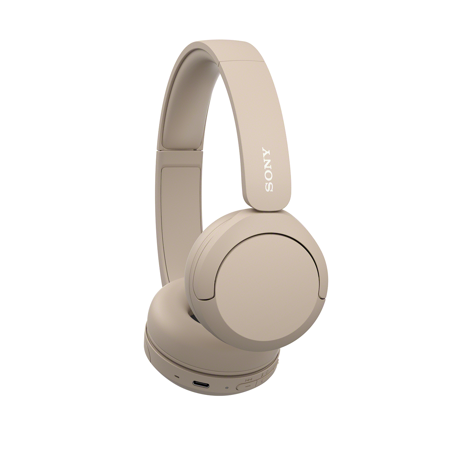 Beige Sony over-ear koptelefoon, schuin tegen een witte achtergrond.