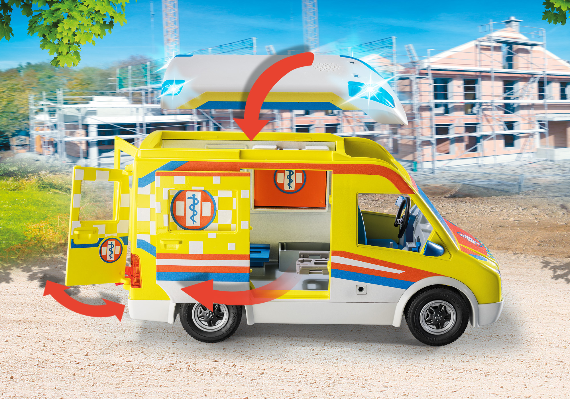 Ein Spielzeug-Krankenwagen mit offenen Türen. Es befindet sich auf einer Baustelle.