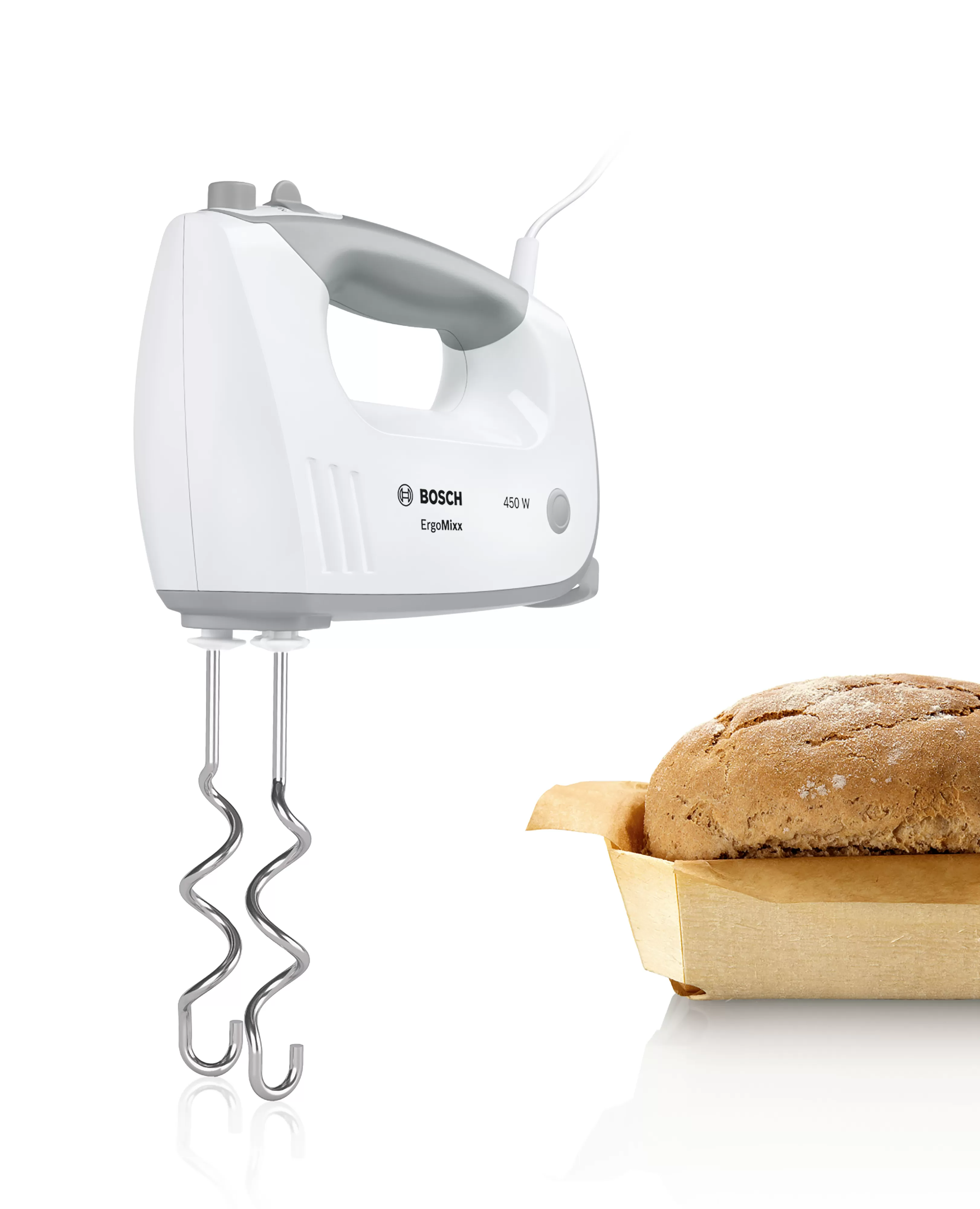Fehér Bosch kézi mixer és kenyér.