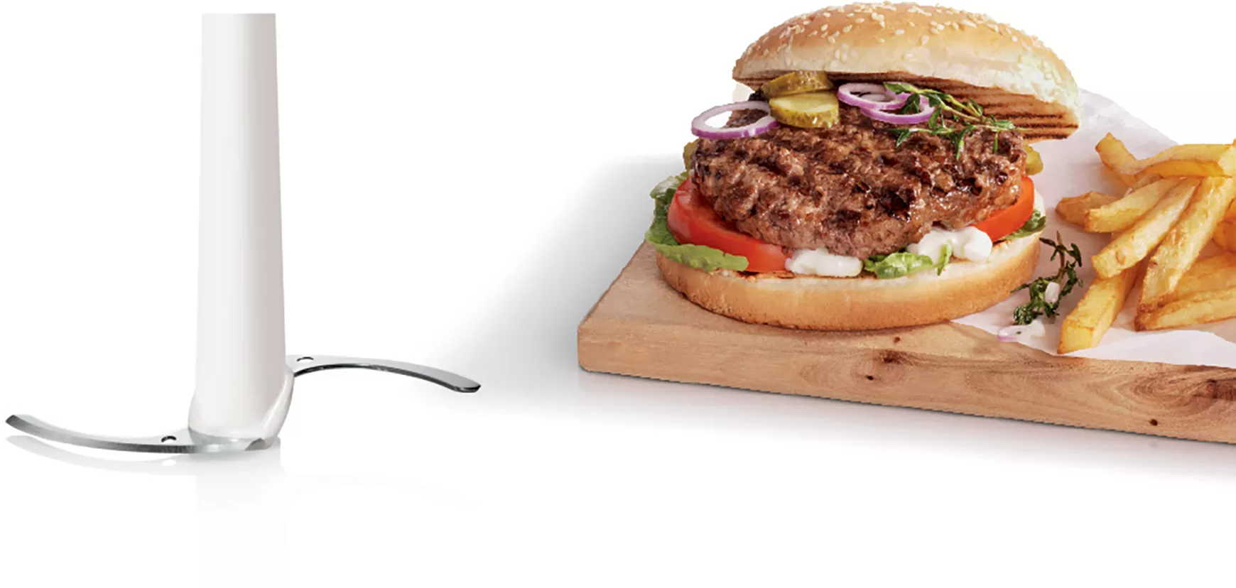 Hamburger fa deszkán sült krumplival és pengével az ételkészítéshez.