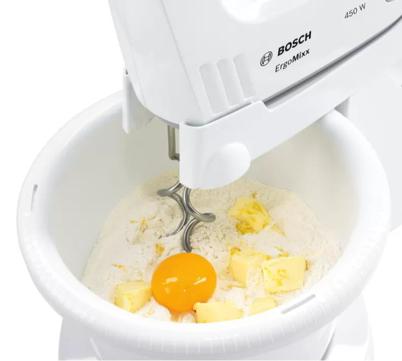 Bosch ErgoMixx mixer. Tál liszttel, vajjal és tojással. Habverők.