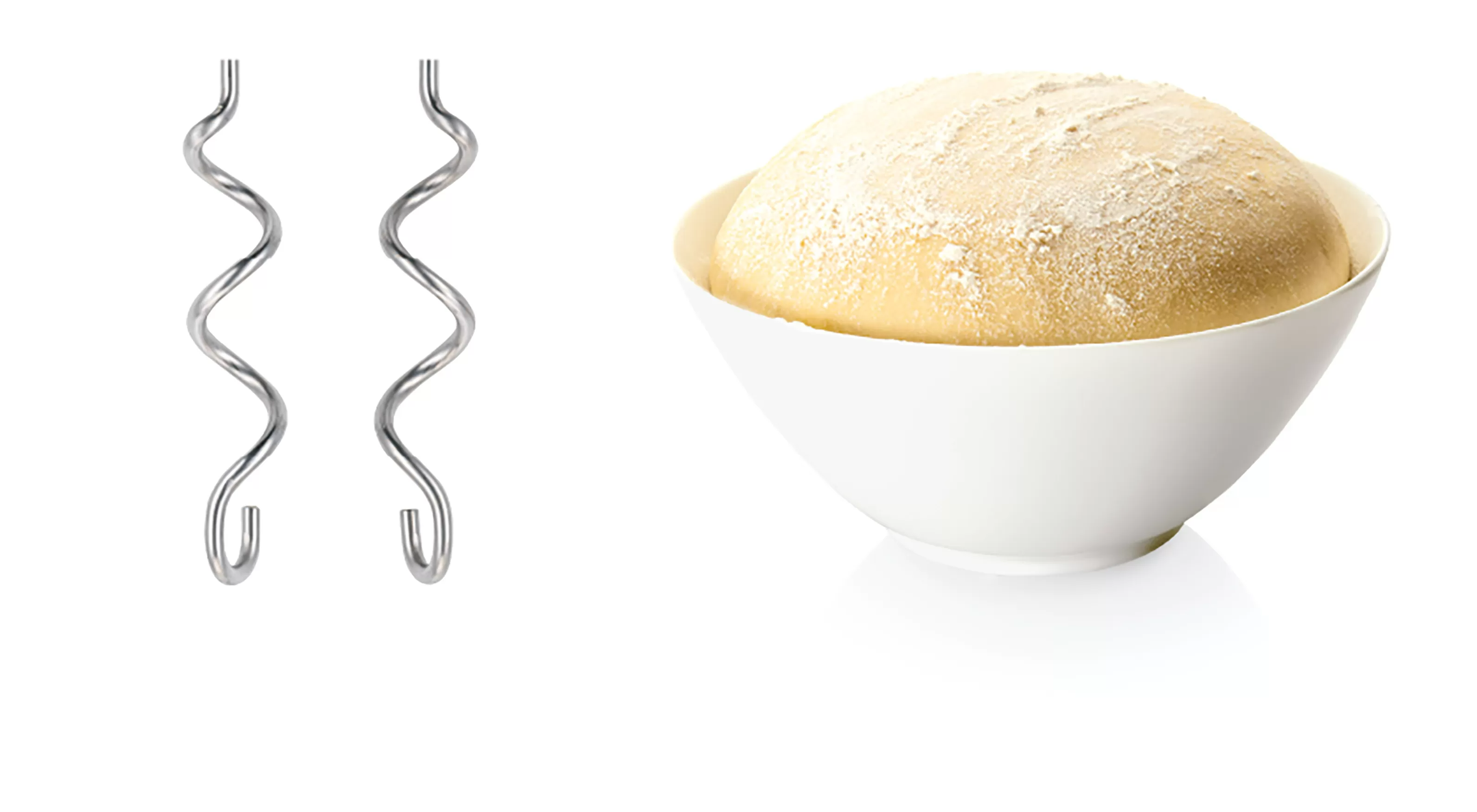 Mixer tartozékok és egy tál tészta, fehér háttér előtt.