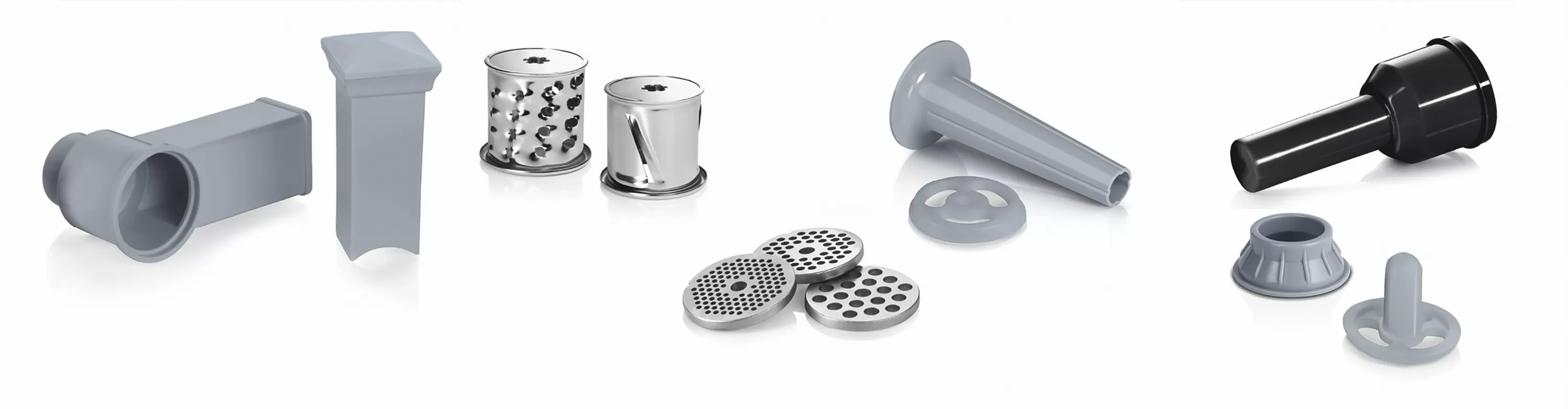 Különféle tartozékok egy húsdarálóhoz, beleértve a tányérokat, a pengéket és a töltőcsövet, fehér felületen elrendezve.