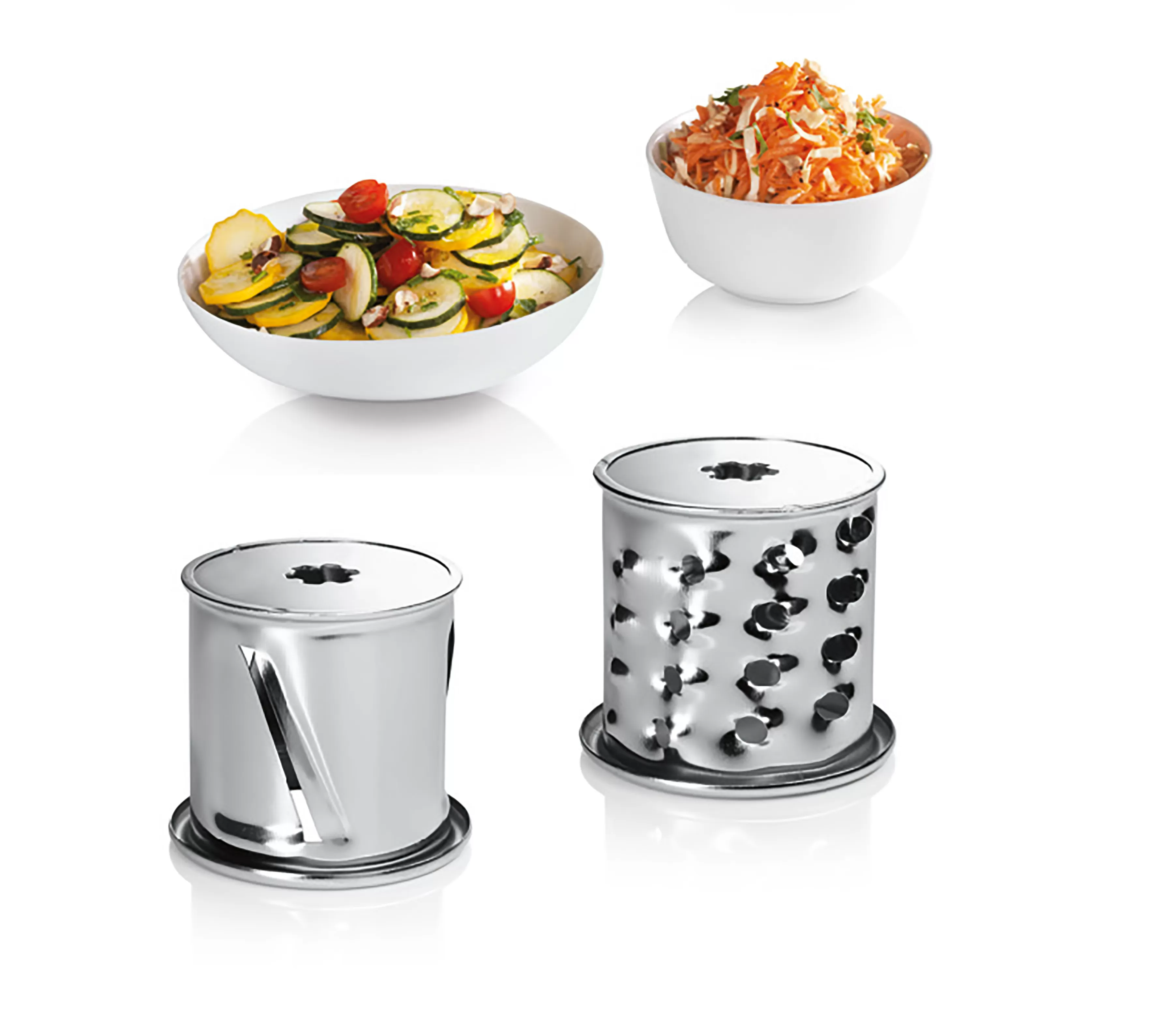 Zöldségszeletelő tartozékok és aprított zöldségek táljai fehér háttéren.