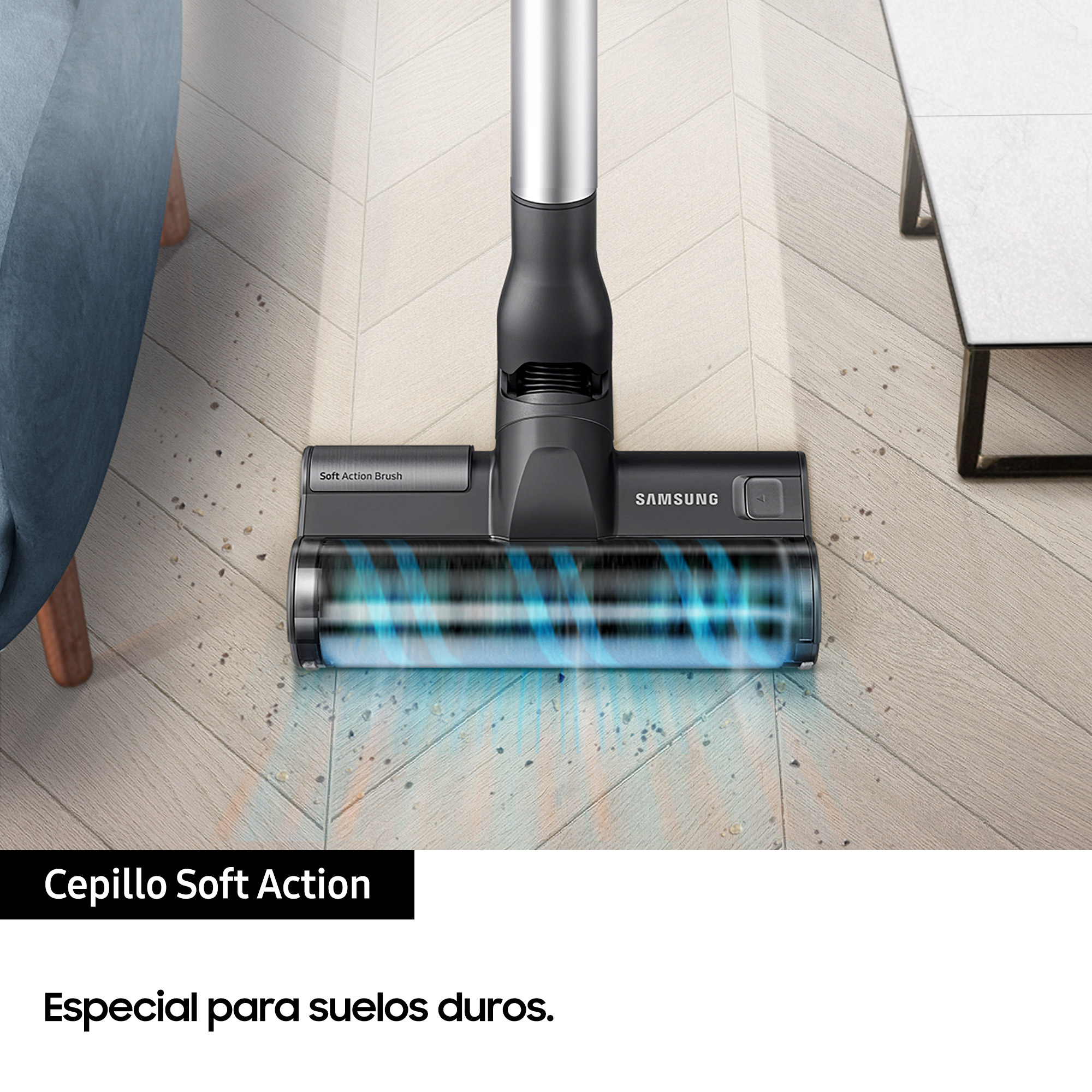 Primer plano del cabezal de una aspiradora en un suelo de madera, cepillo de acción suave.
