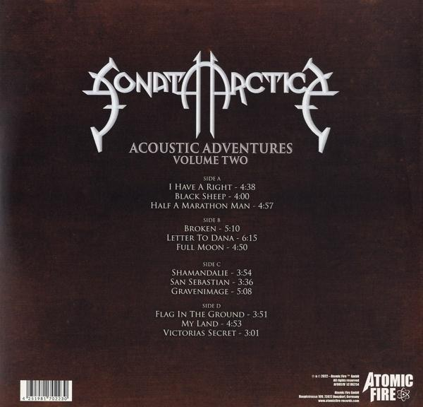 Rückseite eines Albums mit Titelliste, Künstlername und Logo, auf Holzmaserung.