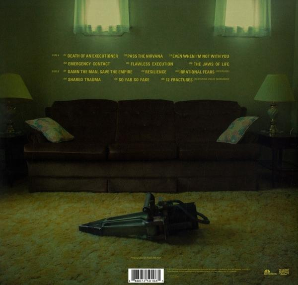 Album-Rückseite mit Sofa, Teppich und einer Kettensäge auf dem Boden mit Songtiteln.