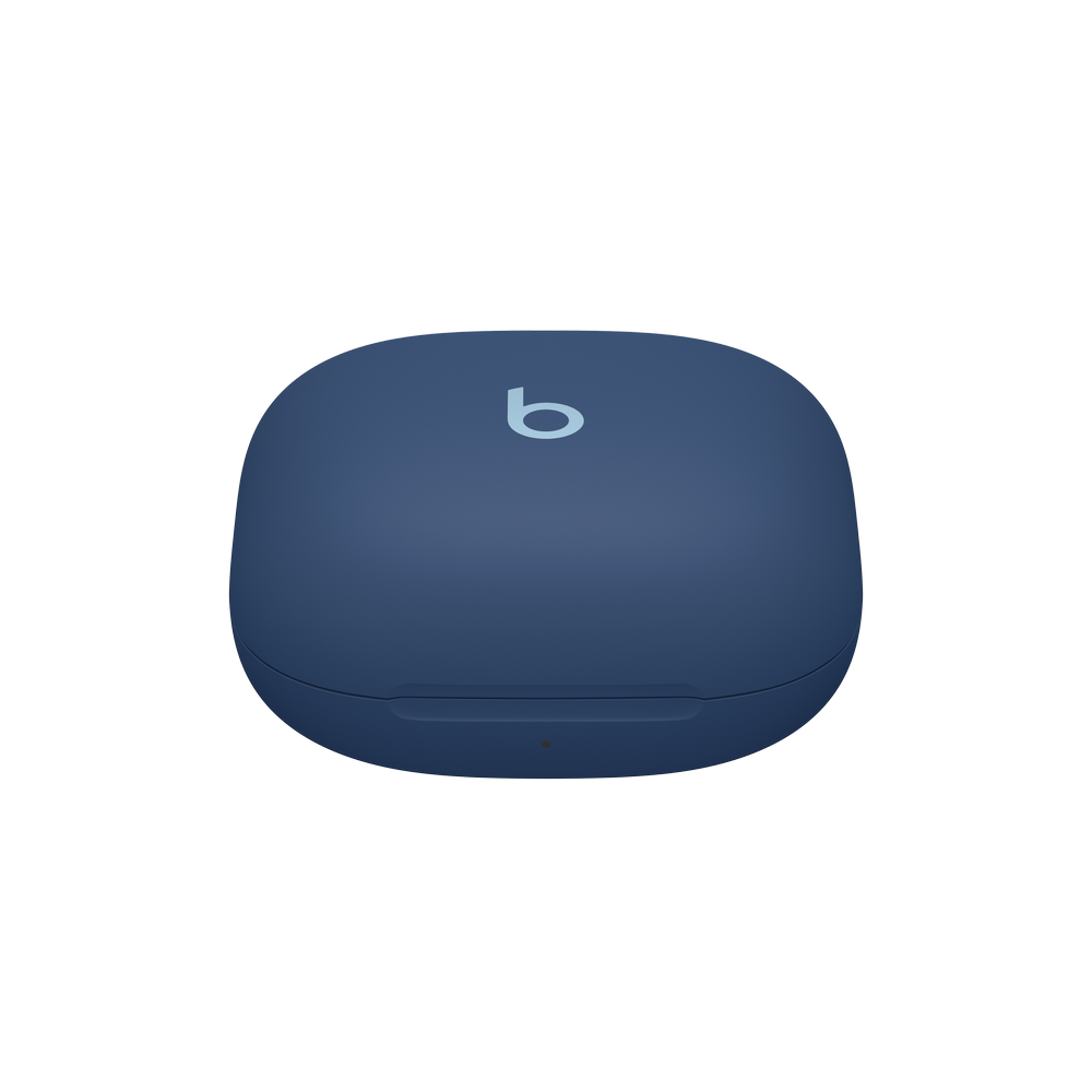 Eine marineblaue Ladehülle für Ohrhörer mit dem Beats-Logo.