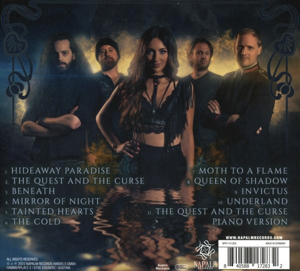 Albumcover mit einer Band. Eine Frau steht im Vordergrund, dahinter andere Leute.