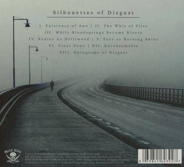 Eine lange Straße mit Straßenlaternen, einer Brücke und einer silhouettenhaften Figur, die auf den Horizont zugeht.