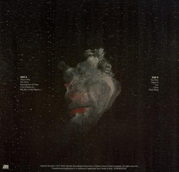 Albumcover mit Wassertropfeneffekt und verschwommenem Gesicht in der Mitte, Titelliste links.