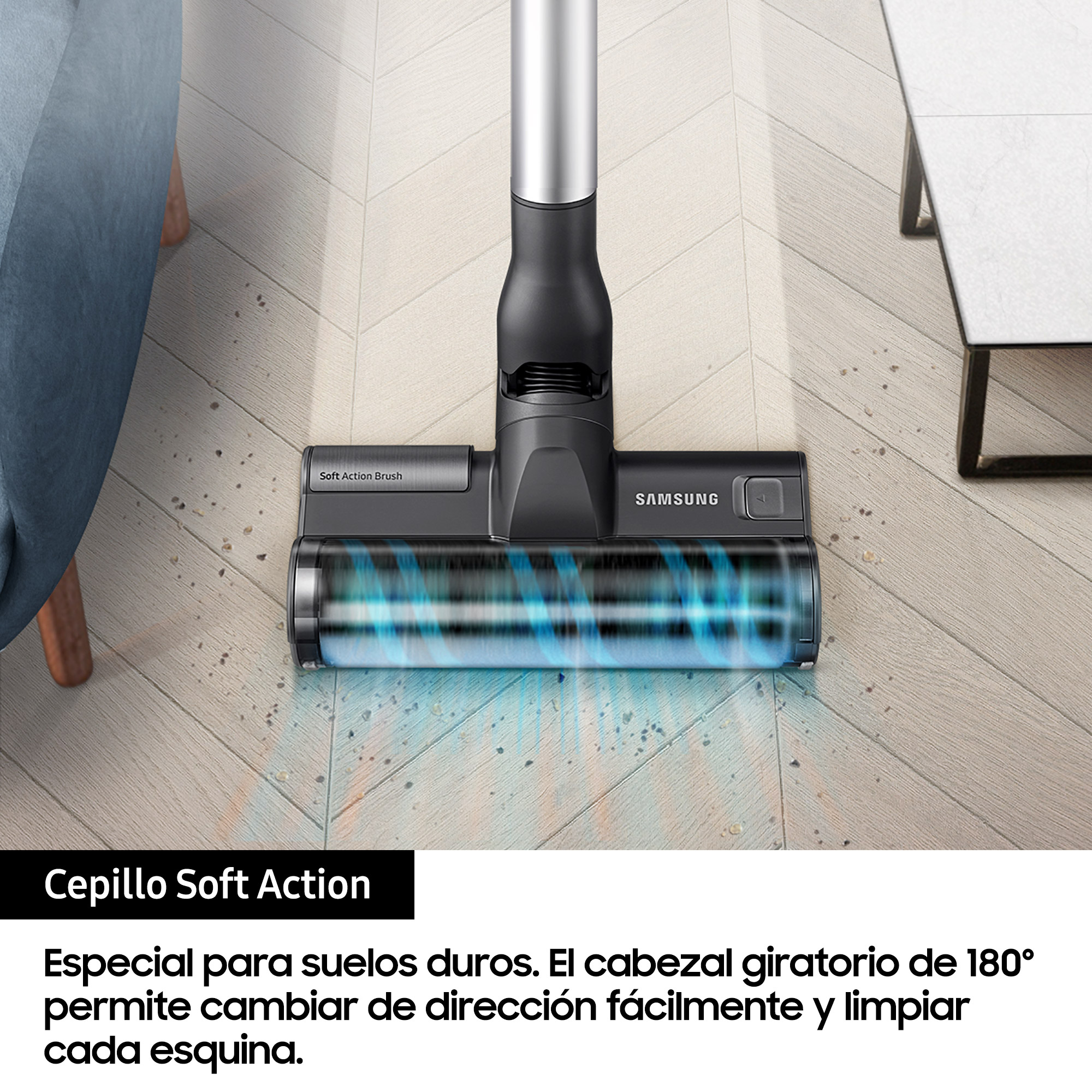 Cabezal de aspiradora negro sobre suelo de madera. El cepillo es azul.