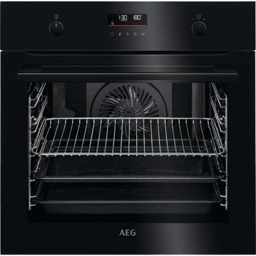 Ein schwarzer Backofen mit offener Tür. Im Inneren befinden sich Regale und ein Ventilator. Das Wort 'AEG' steht unten.