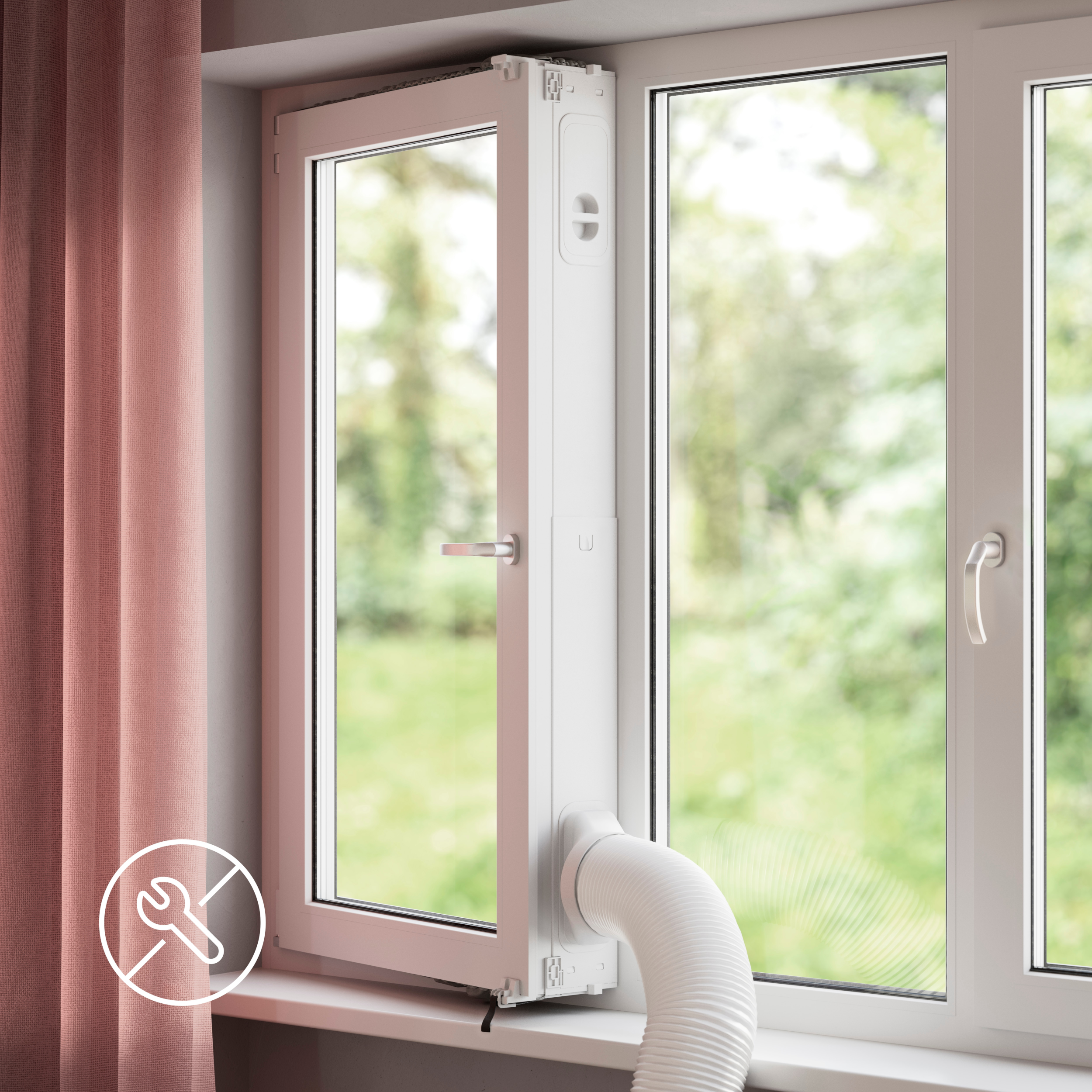 Weißes Fenster mit eingebauter Klimaanlage. Rosa Vorhang links sichtbar.