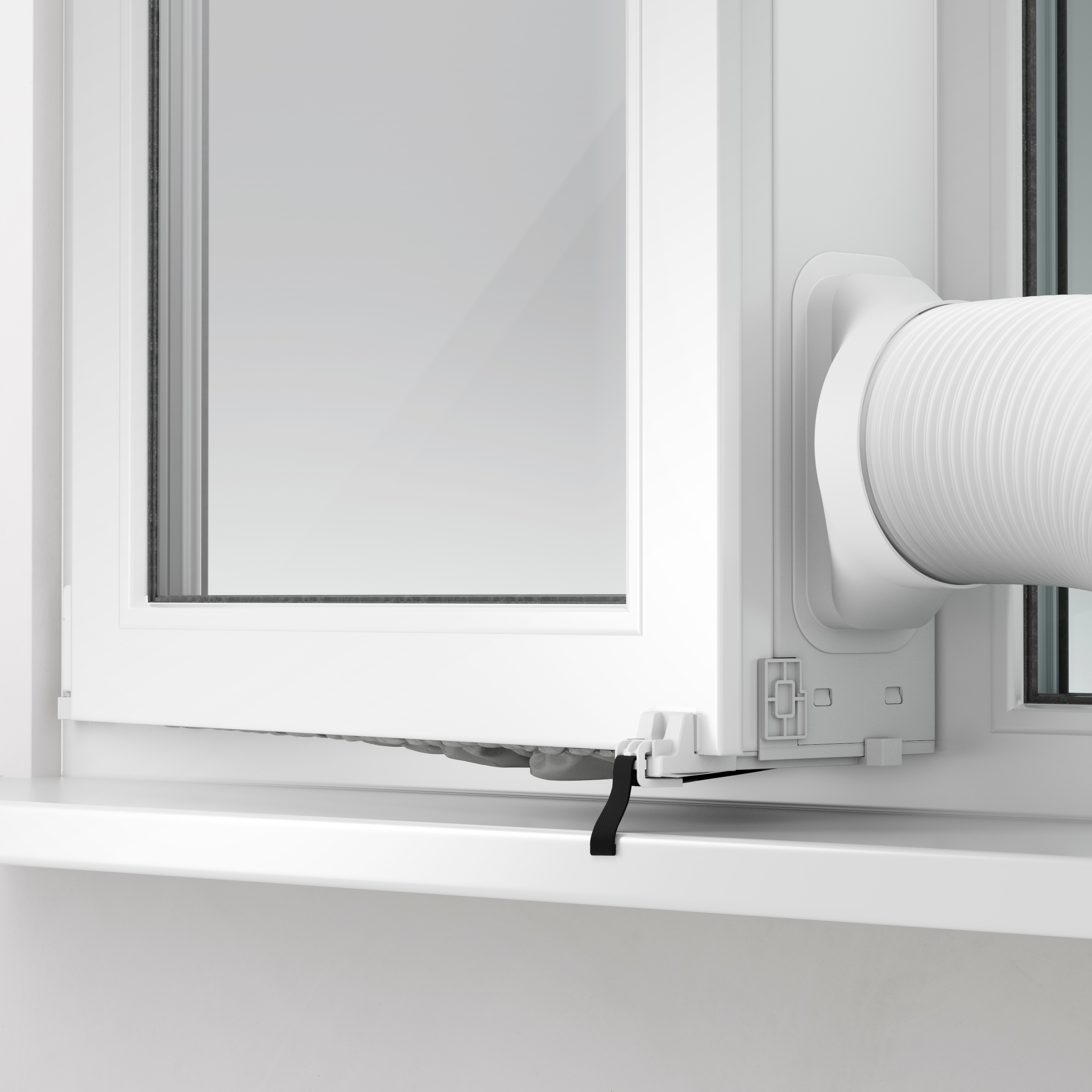 Ein weißes Fenster mit einem Klimaanlagenschlauch, der nach außen ragt. Ein schwarzer Gurt ist am Fenster befestigt.