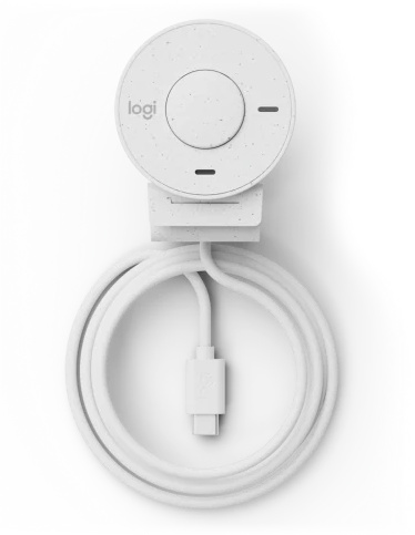 Fehér webkamera fehér USB kábellel. A webkamera fehér felületen van.
