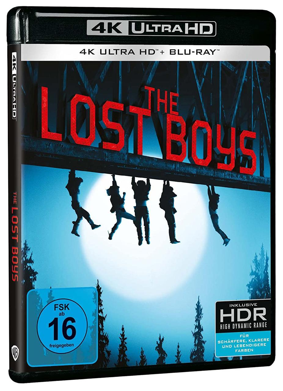Eine Blu-ray-Filmhülle für 'The Lost Boys' mit Personen, die von einer Brücke hängen.