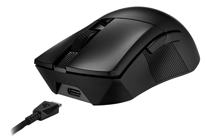 Egy fekete gamer egér csatlakoztatott töltőkábellel. Fekete háttéren, szögben.