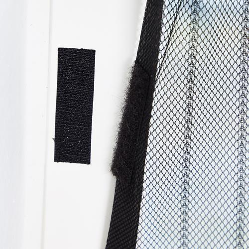 Primer plano de un marco de puerta blanco con tiras de velcro negras adheridas y una red de malla.