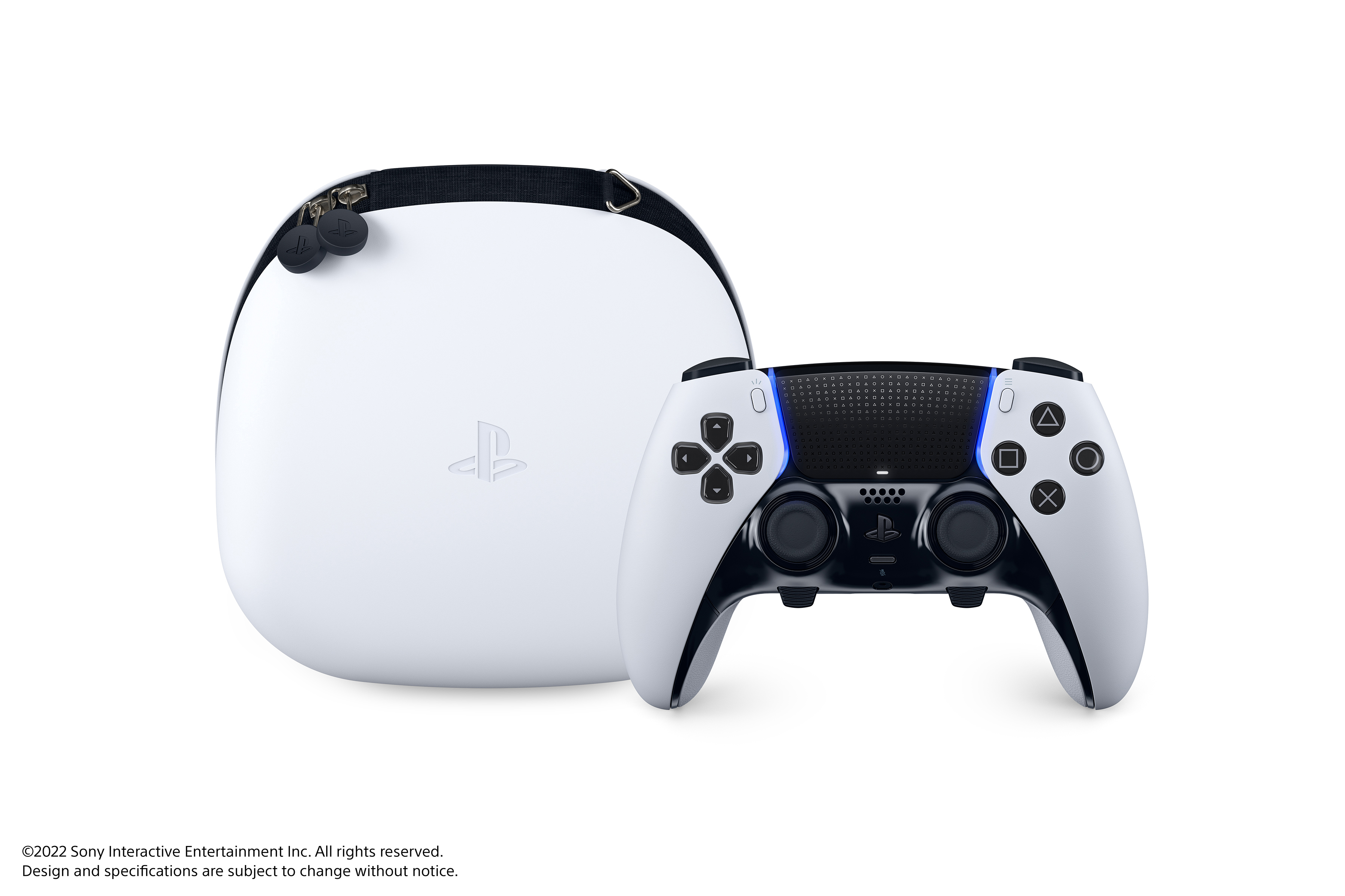 Weißer PlayStation-Controller und -Koffer. Der Controller hat schwarze Akzente und Tasten. Der Koffer ist weiß mit Reißverschluss und PlayStation-Logo.
