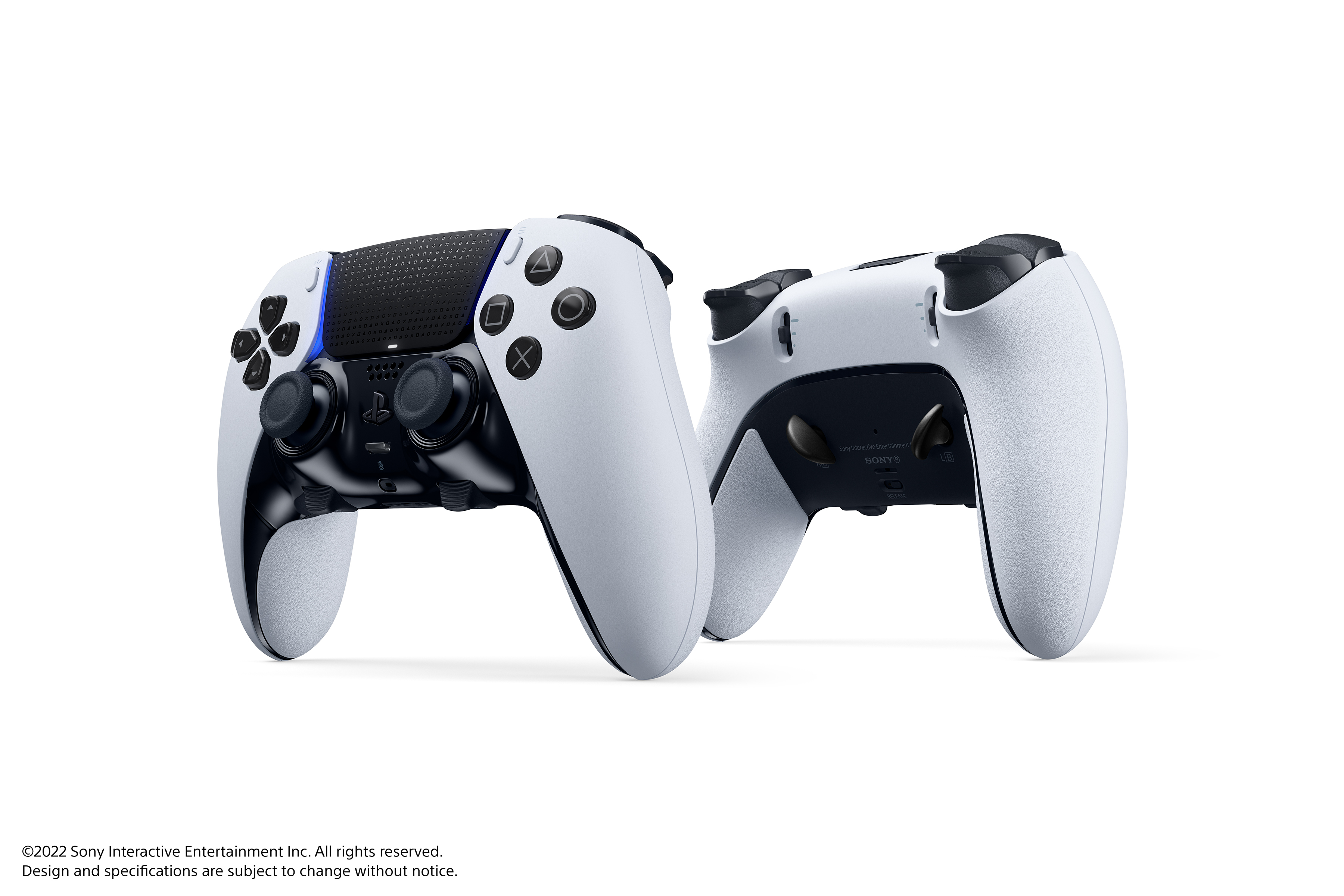 Zwei weiße und schwarze Gamecontroller nebeneinander.