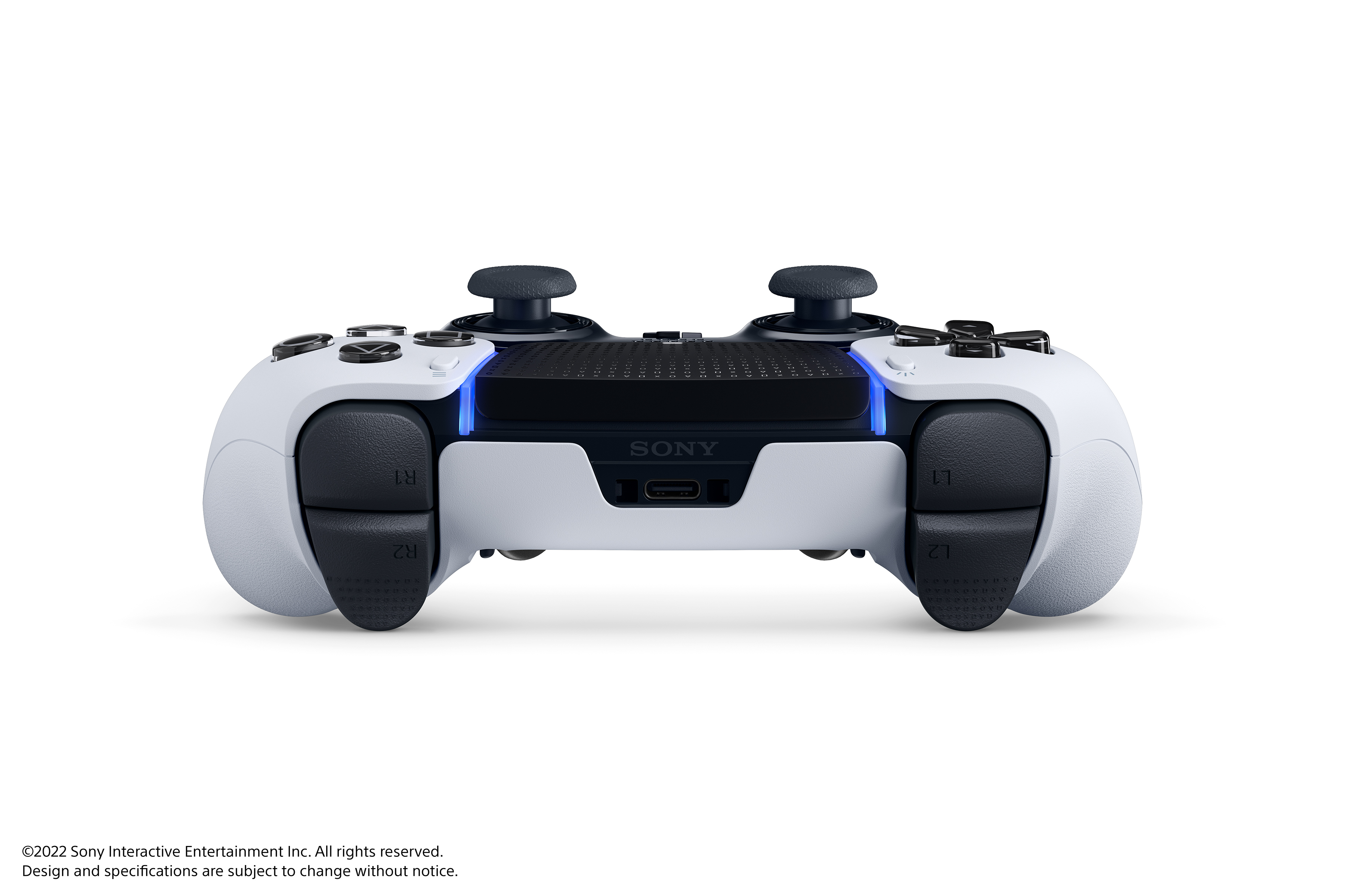 Weißer PlayStation-Controller, schwarzes Mittelteil, blaues Licht, schwarze Joysticks und Knöpfe.