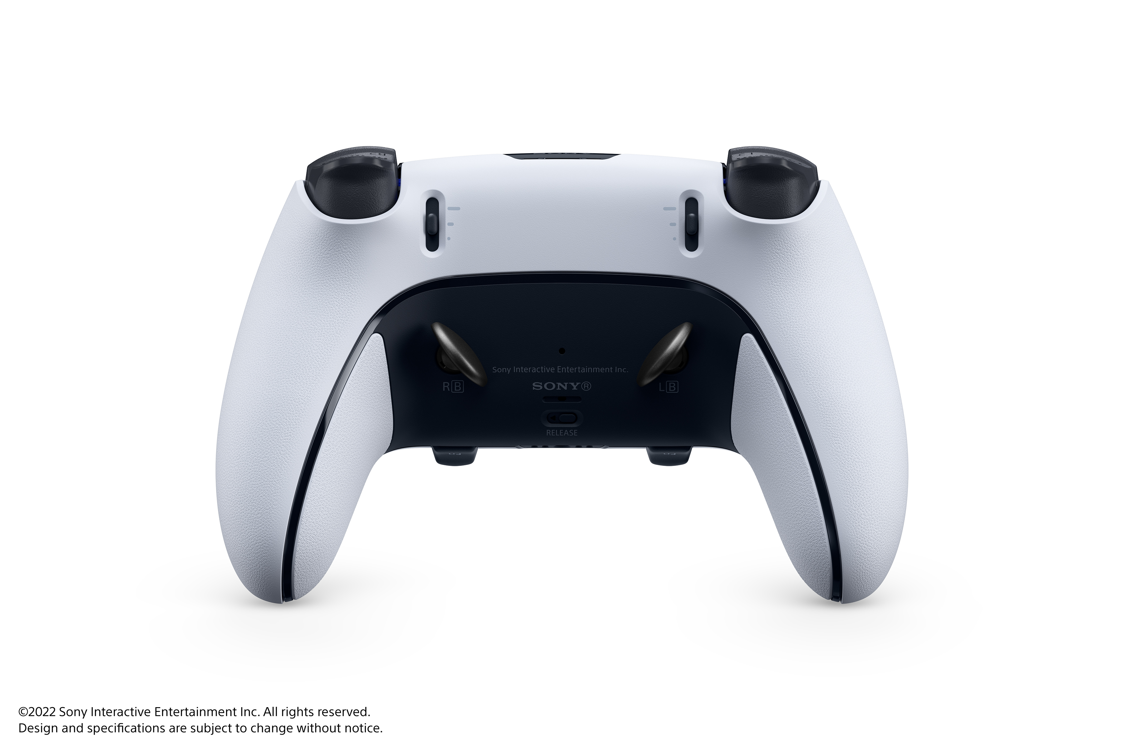 Rückseite des weißen PS5-Controllers mit schwarzen Akzenten. Zwei Joysticks und Tasten sind sichtbar.