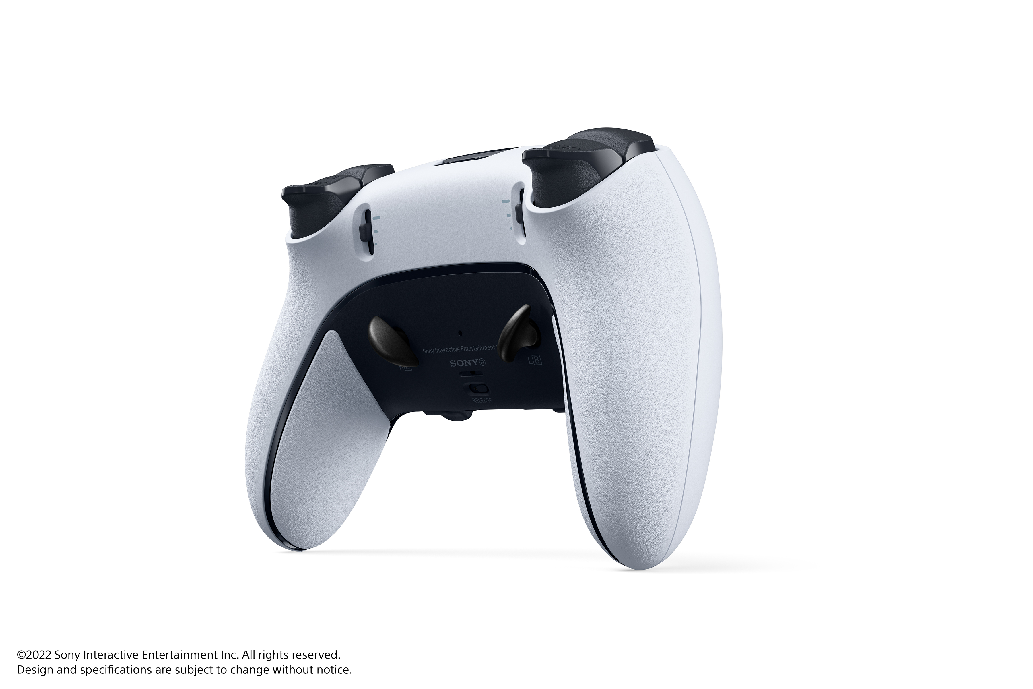 Rückansicht eines weißen und schwarzen PlayStation 5-Controllers auf Weiß.