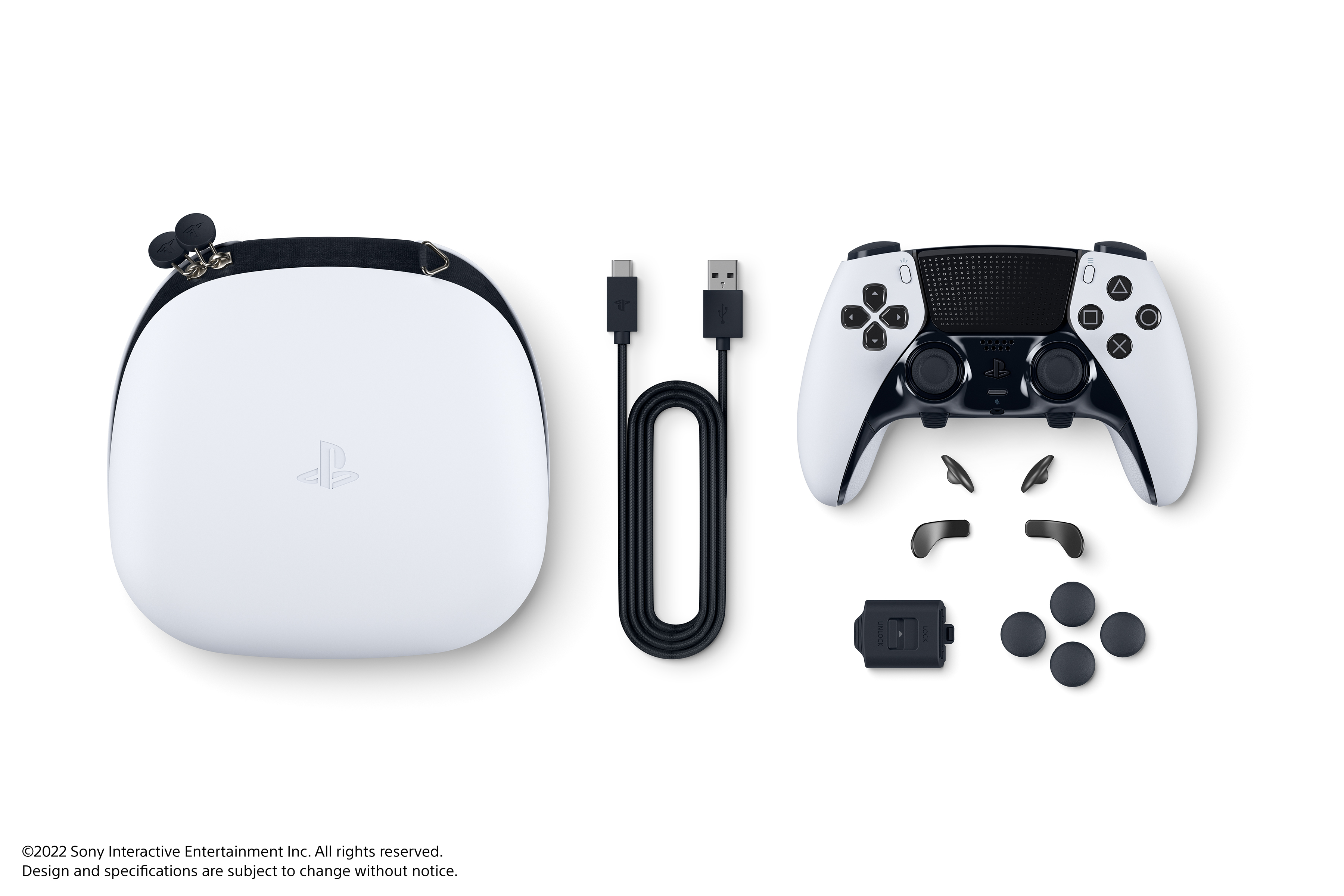 Weißes Gehäuse, schwarzes Kabel, weiß-schwarzer Gamecontroller, Komponenten.
