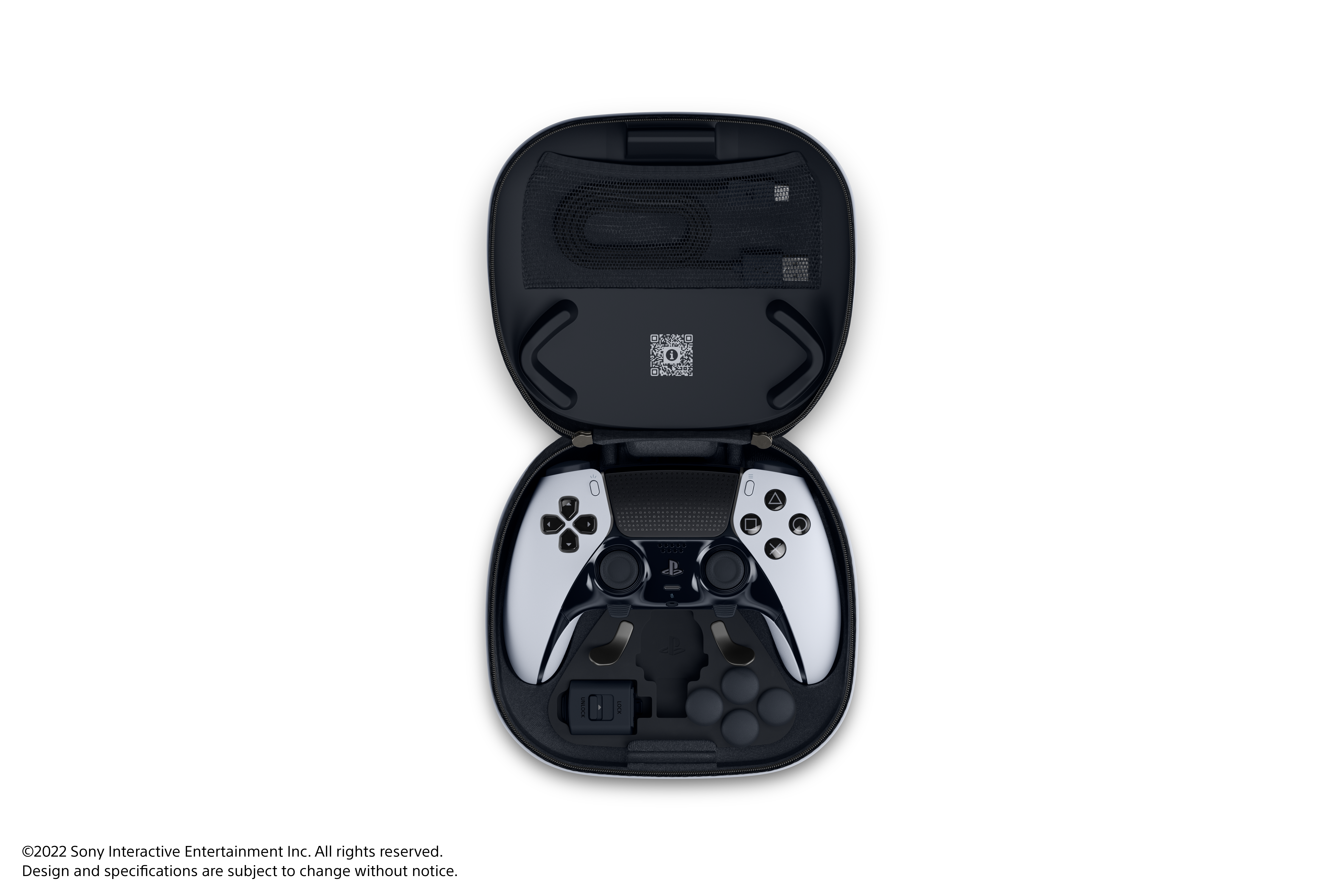 Geöffnete schwarze Hülle mit weißem und schwarzem Controller. Zubehör ist im Inneren.