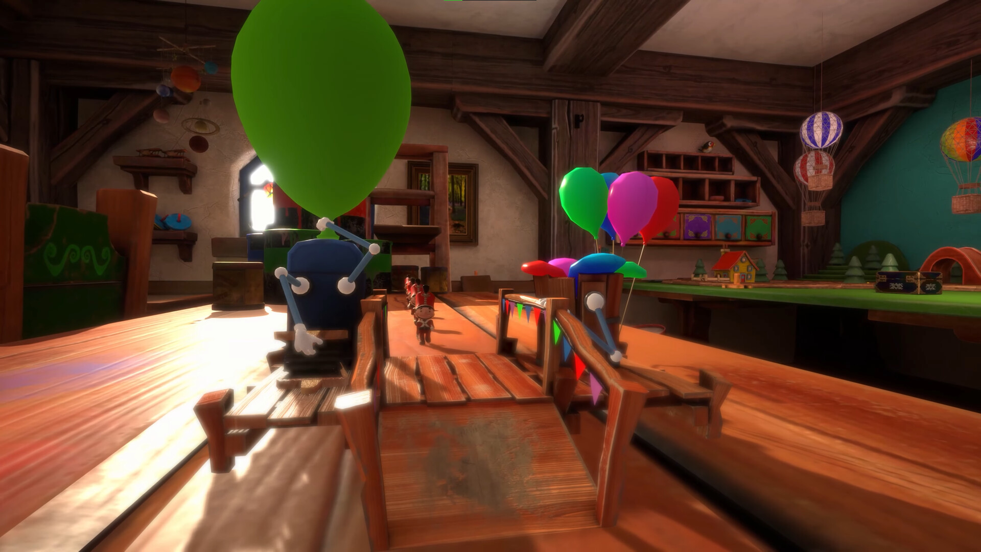 Een houten brug met speelfiguren en ballonnen. Speelgoedhuis op de achtergrond.