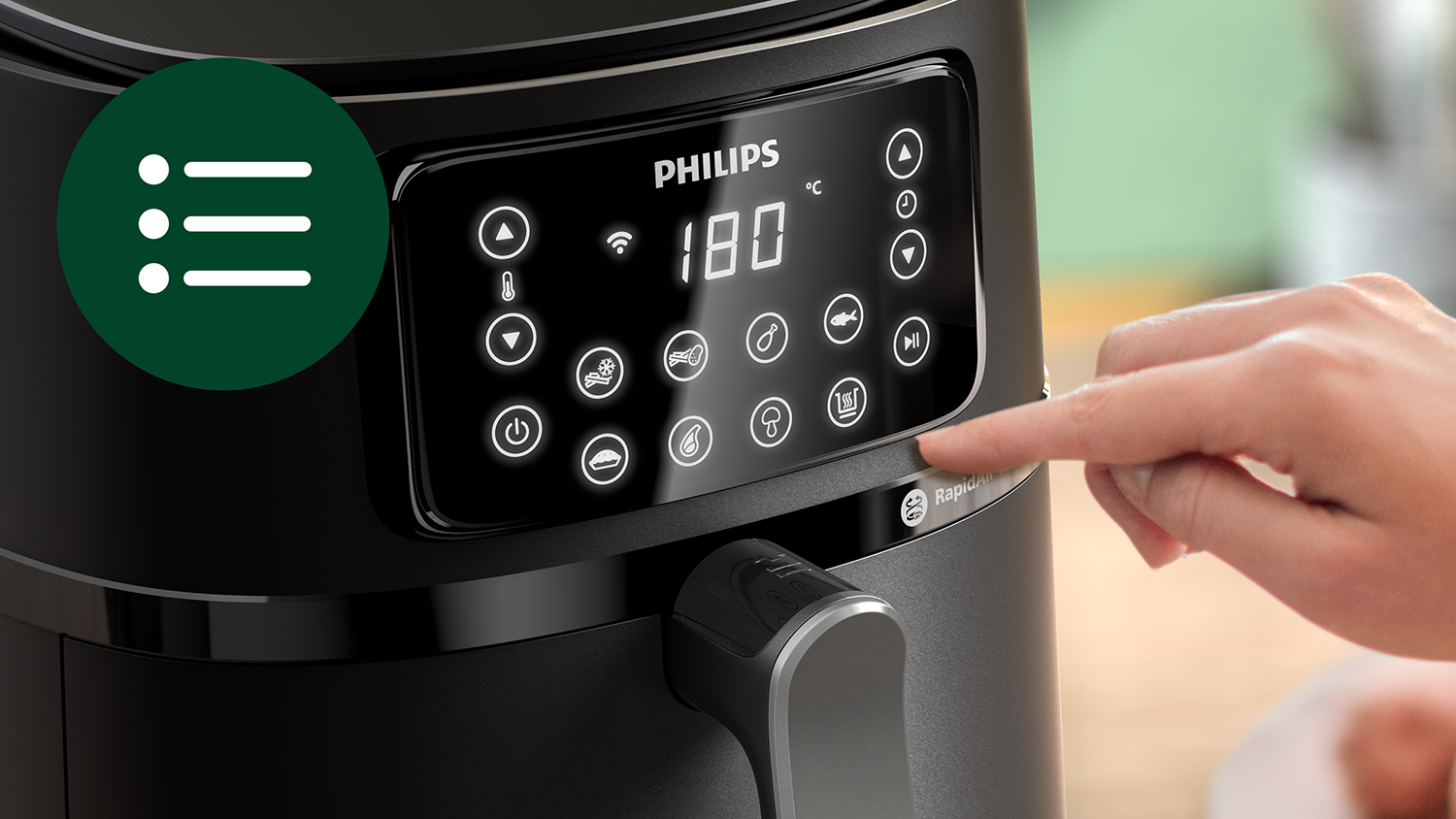 Een hand die het bedieningspaneel van een zwarte airfryer aanraakt.