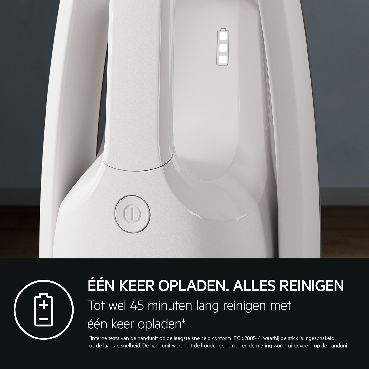 White vacuum cleaner, text in Dutch about charging and cleaning.