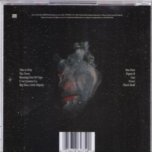 CD-tok hátulja albumcímmel, számokkal és vonalkóddal.