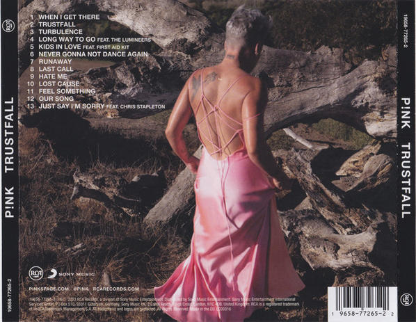 Die Rückseite des 'Trustfall'-Albums von P!nk mit Titelliste und Foto.