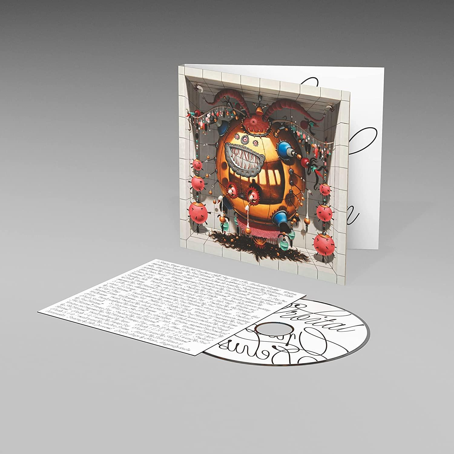 Eine CD und ein Booklet. Das Booklet hat Kunst und Schrift. Hintergrund grau.
