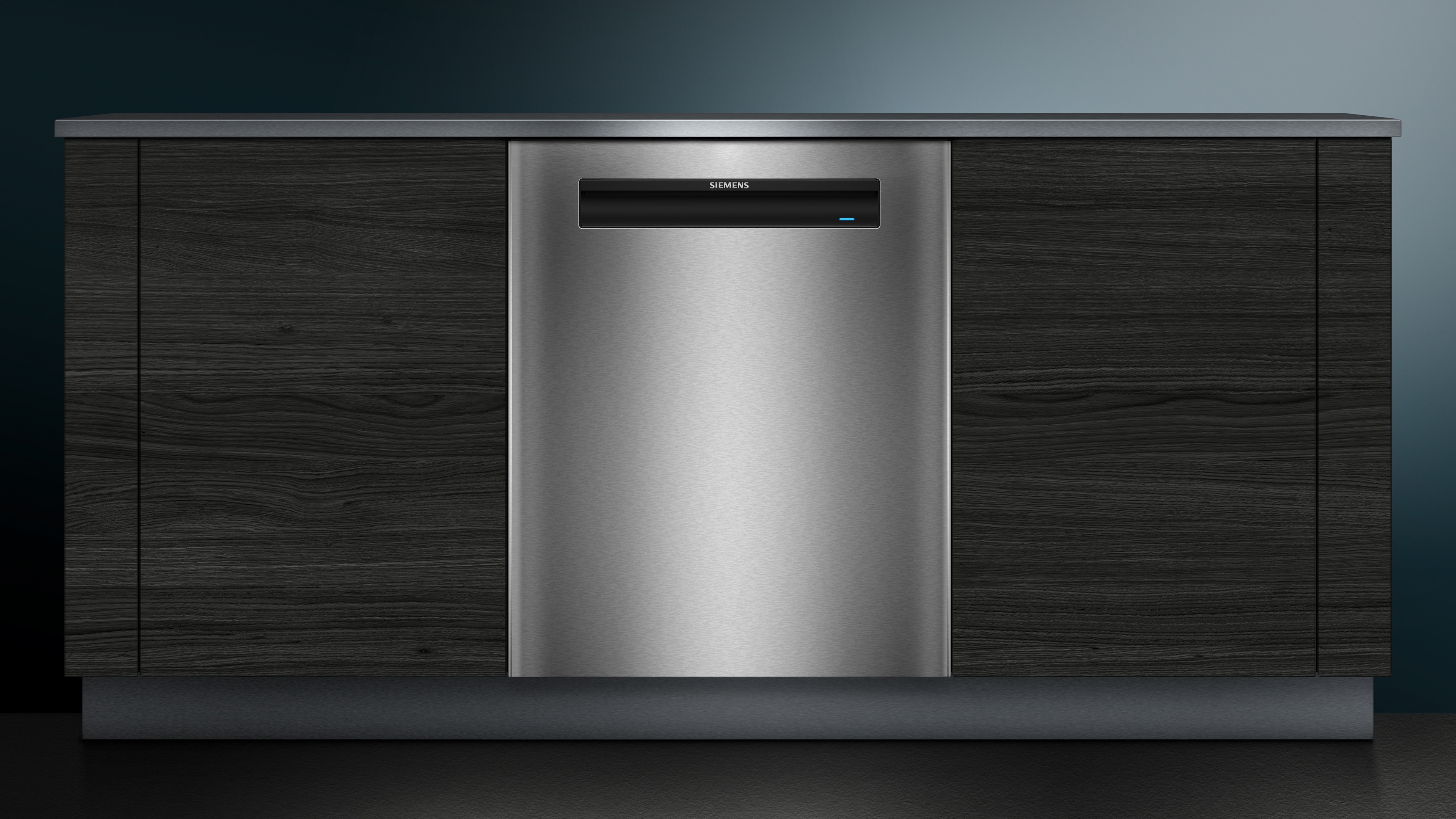 Ein Einbau-Geschirrspüler von Siemens aus Edelstahl in einem dunklen Holzschrank.