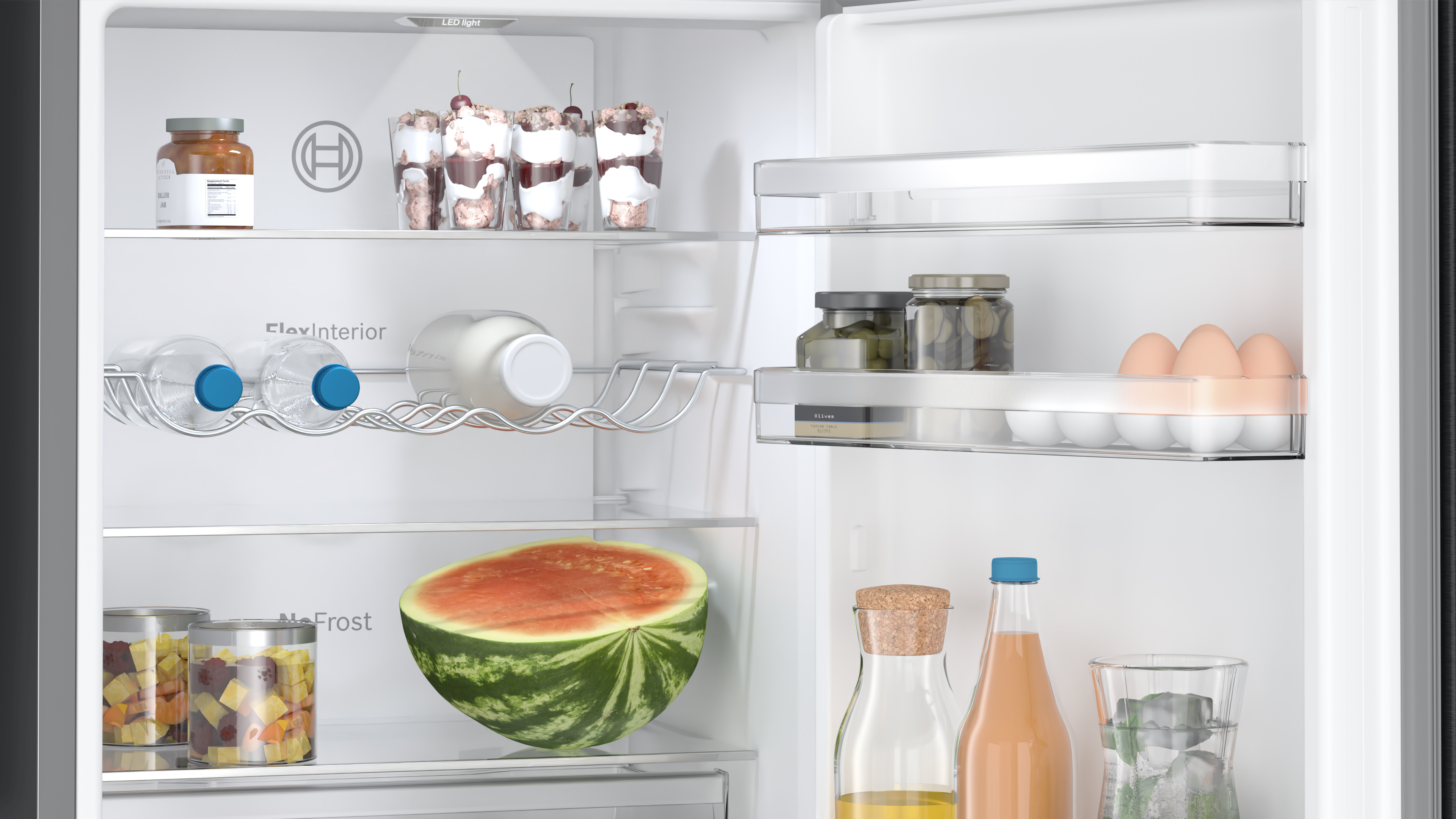 Offener Kühlschrank mit Lebensmitteln: Gläser, Parfaits, Wasserflaschen, Melone, Eier und Saftflaschen.