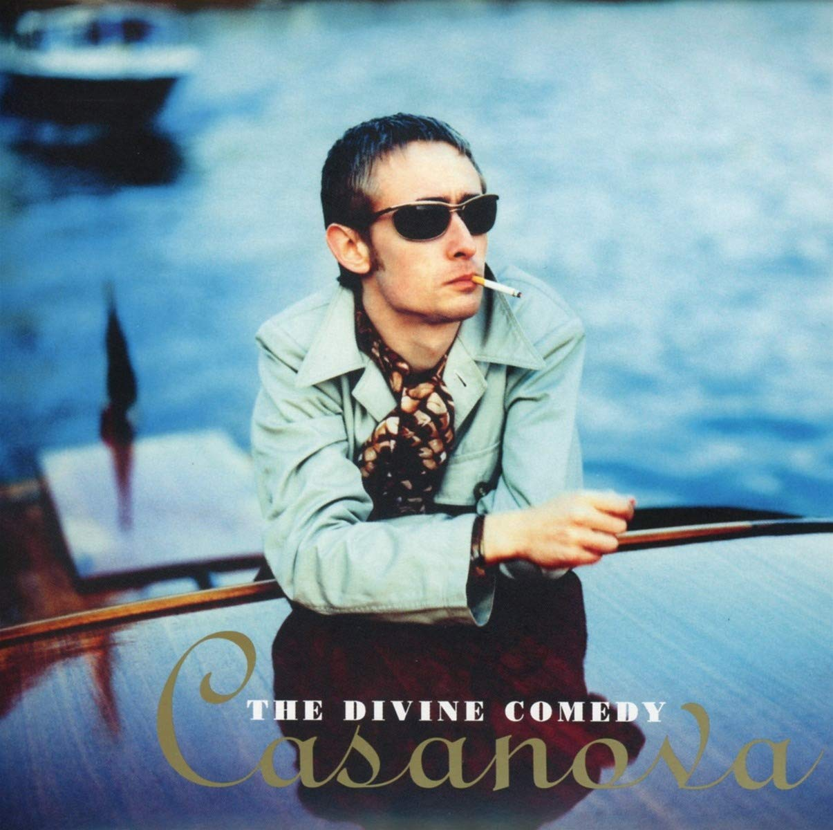 Album borító: 'Casanova' a The Divine Comedy-től. Egy napszemüveges férfi cigarettázik.