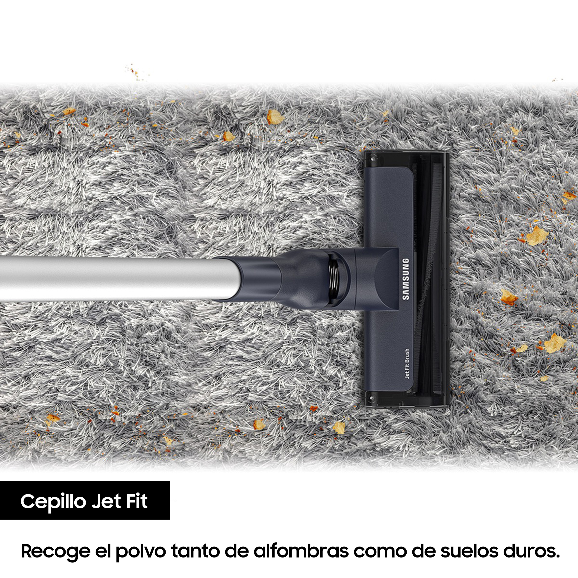 Cabezal de aspiradora limpiando una alfombra gris, quitando polvo y residuos.
