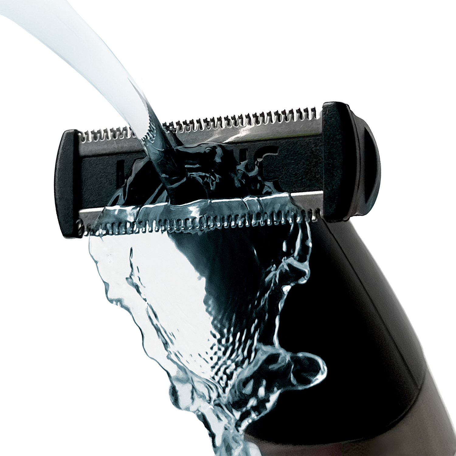 Acqua che scorre su una lama di rifinitura nera, lavandola.