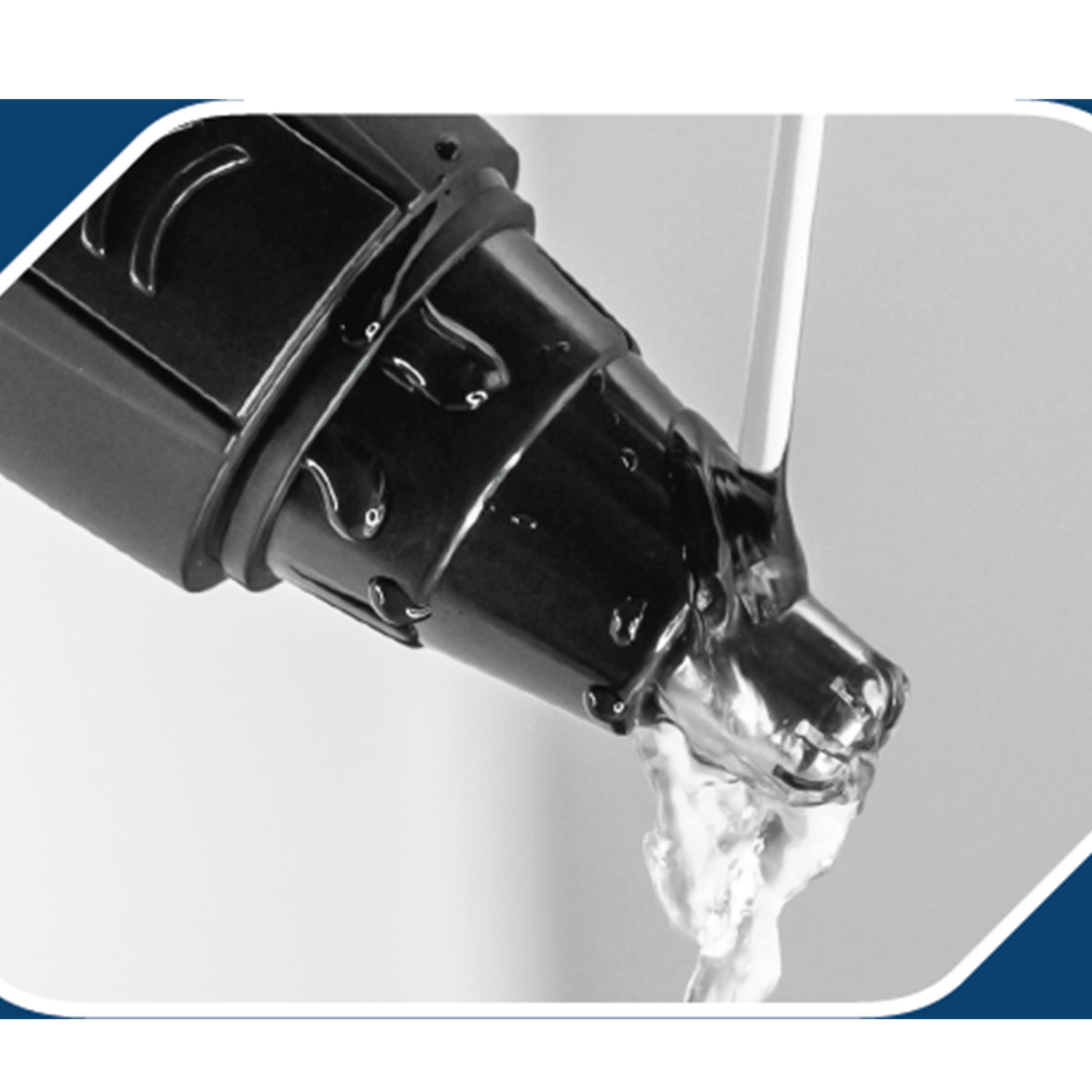 Acqua che esce da un dispositivo nero, primo piano, su sfondo bianco e blu.