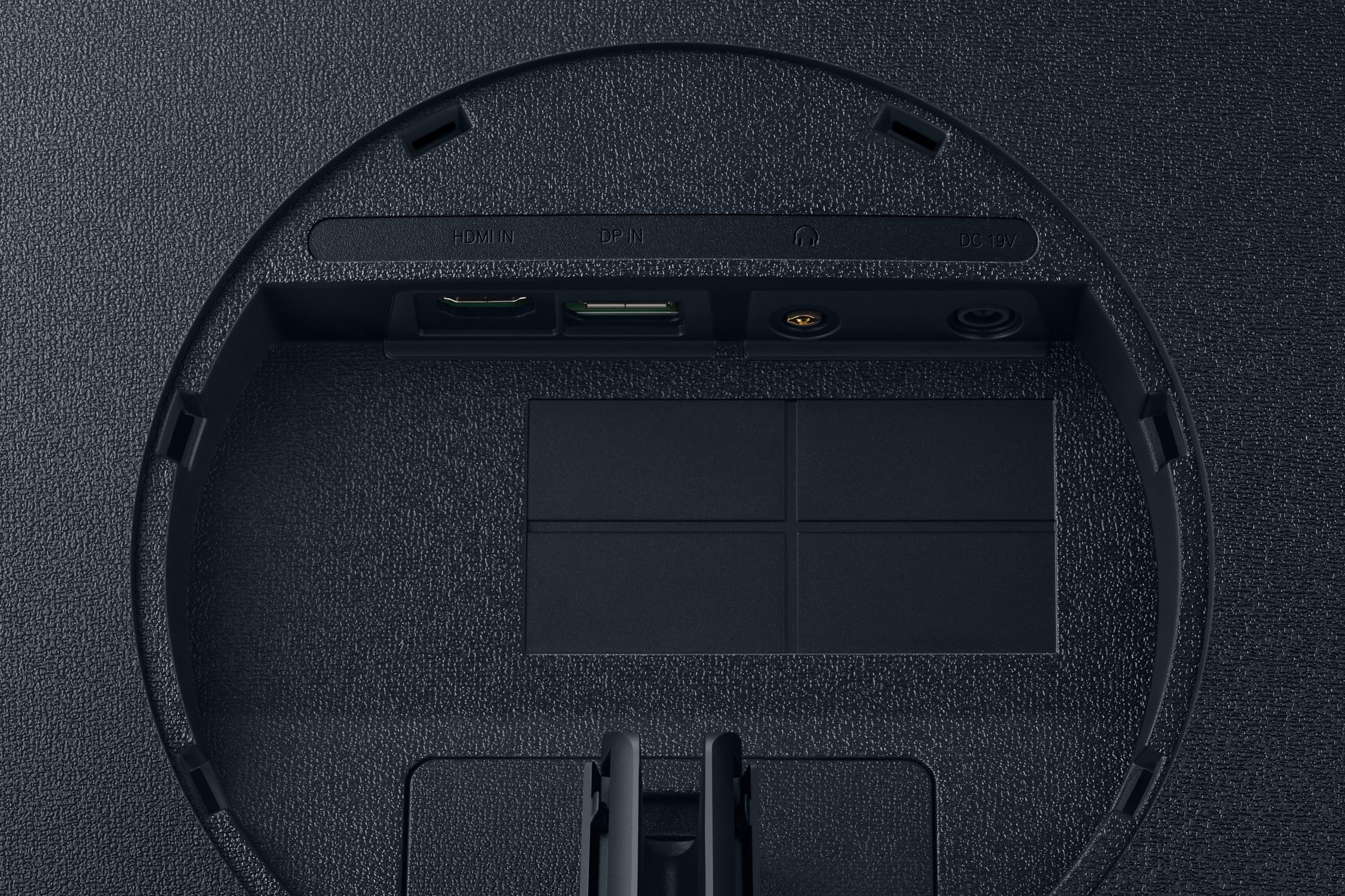 Schwarze Monitorrückseite mit Anschlüssen und strukturierter Oberfläche.